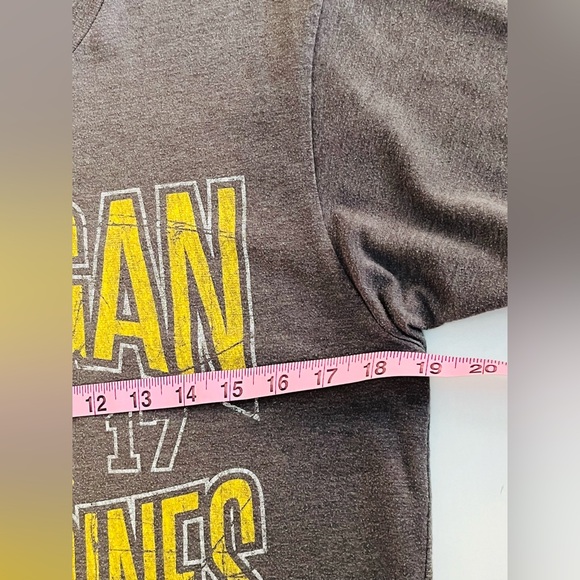 MICHIGAN UNIVERSITY FOOTBALL T-SHIRT—MENS SMALL—NICE CONDITION/ NO FLAWS 💙💛 - Picture 3 of 10